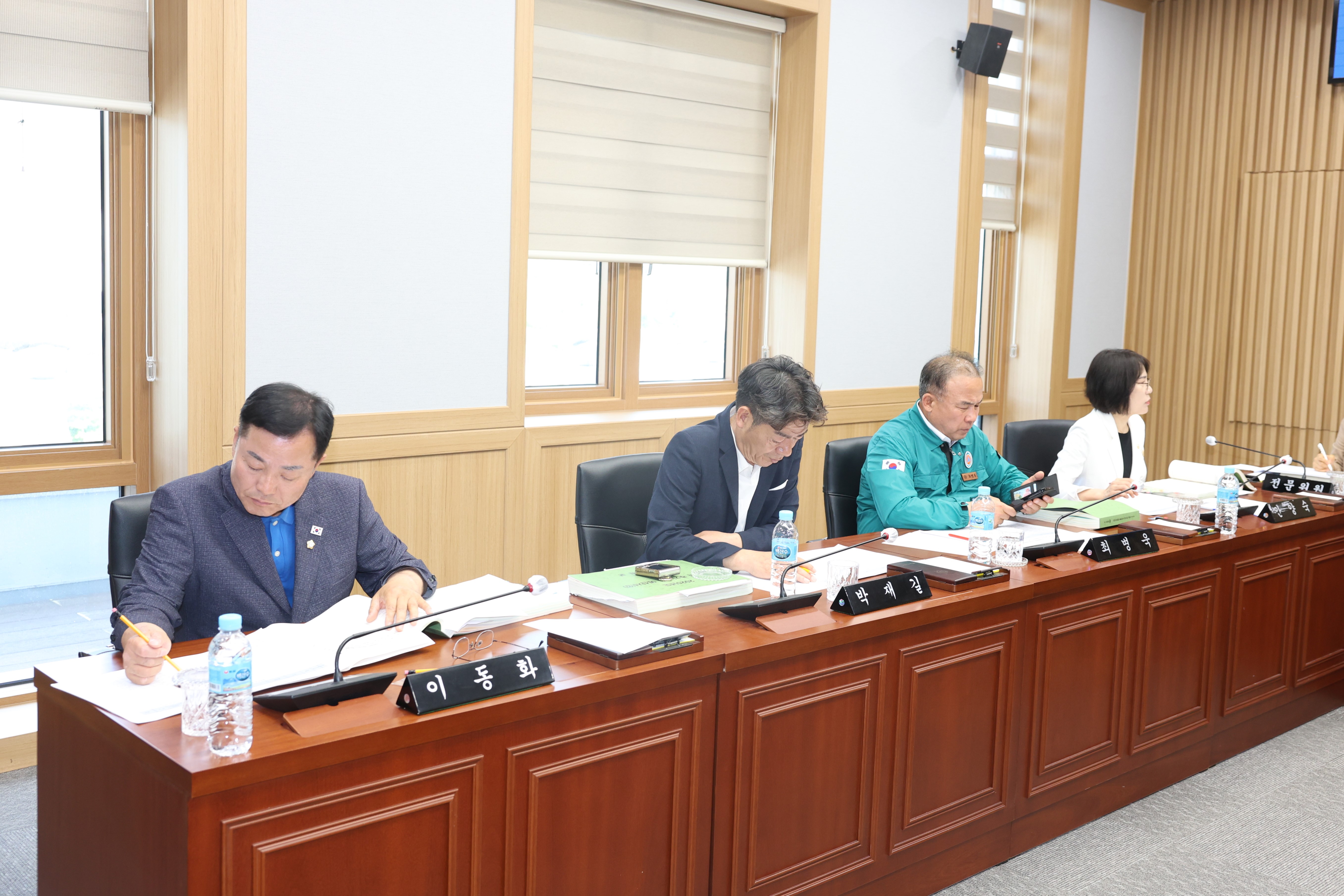 '제278회 예천군의회 임시회 제3차 예산결산특별위원회' 게시글의 사진(2) '2025 5 26 계수조정 (13).JPG'